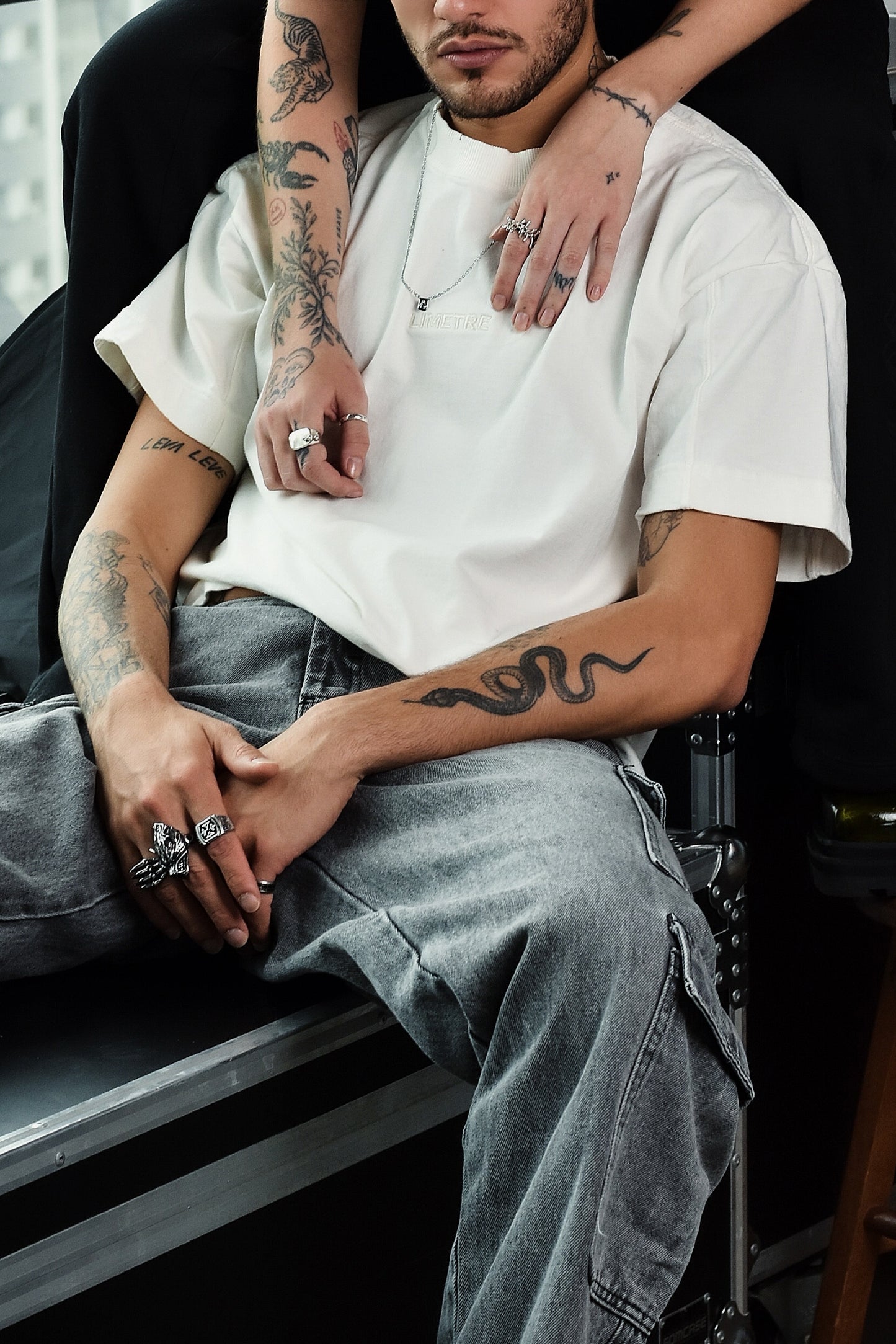 ESSENCIAL TEE OFF-WHITE