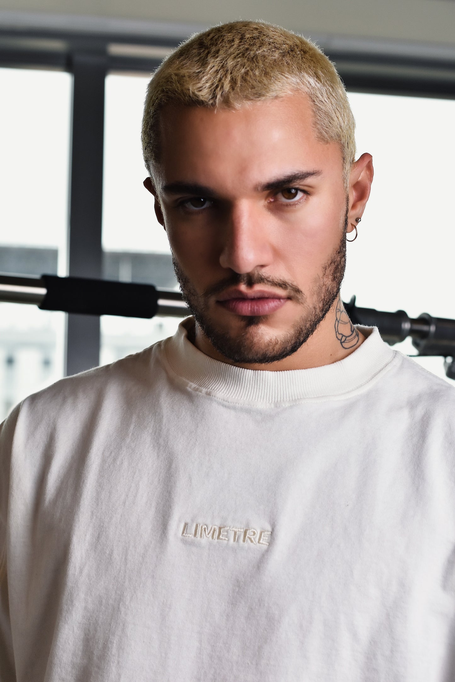 ESSENCIAL TEE OFF-WHITE